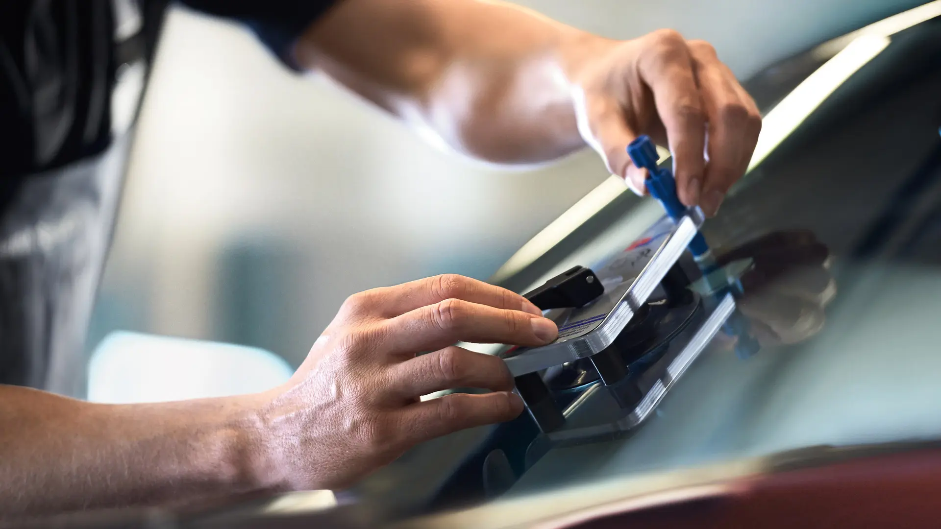 A MINI munkatársa szélvédőjavítást végez