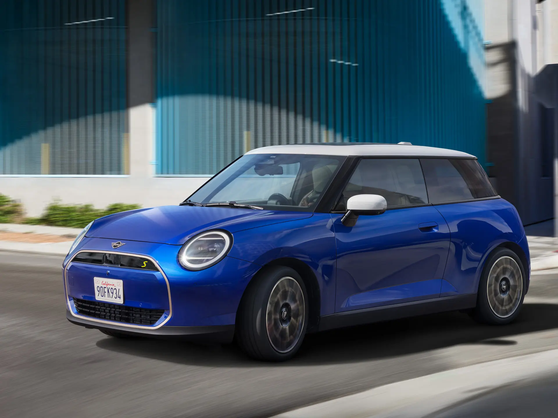 Egy MINI Cooper dinamikusan halad