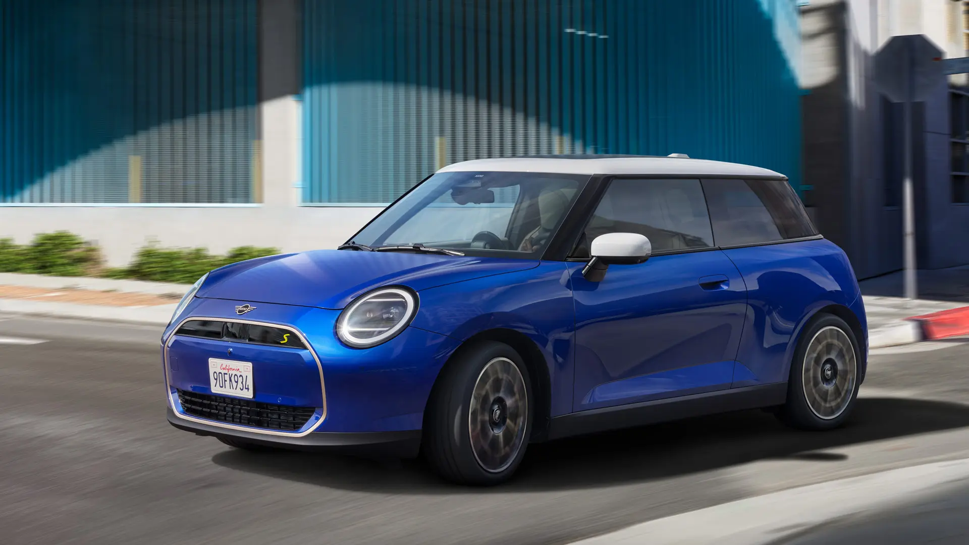 Egy MINI Cooper dinamikusan halad