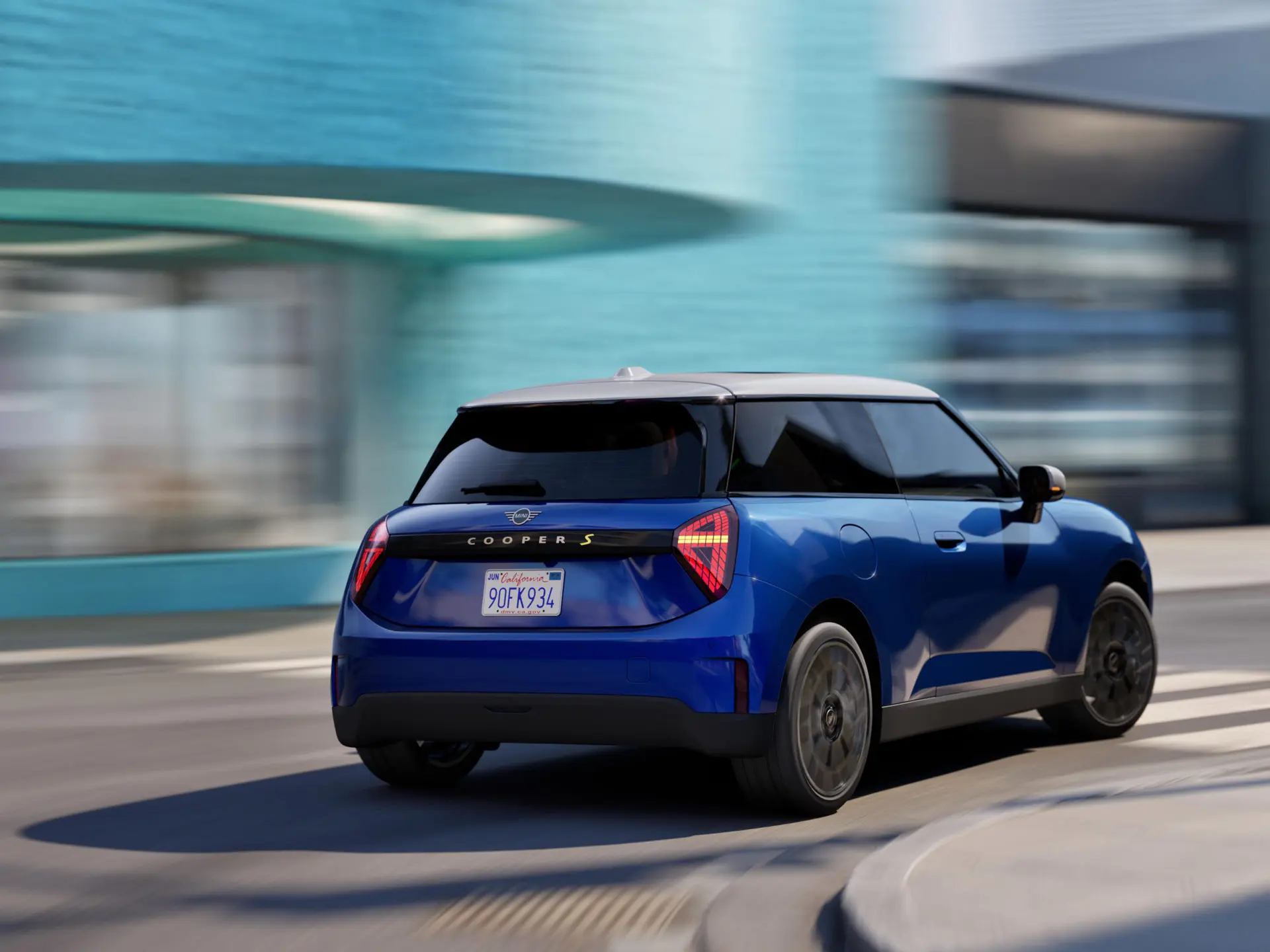 Egy MINI Cooper dinamikusan veszi be a kanyart.
