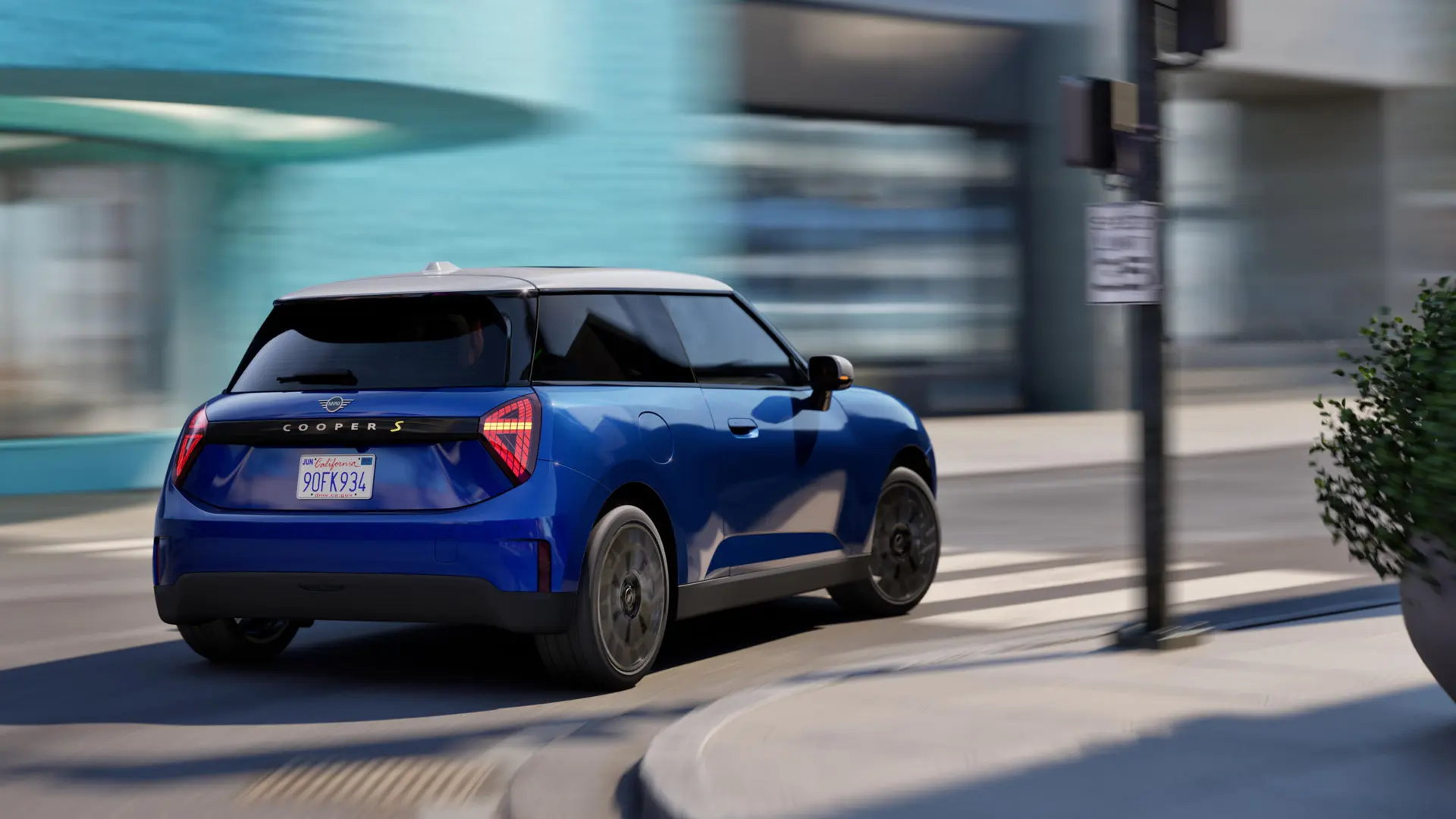 Egy MINI Cooper dinamikusan veszi be a kanyart.