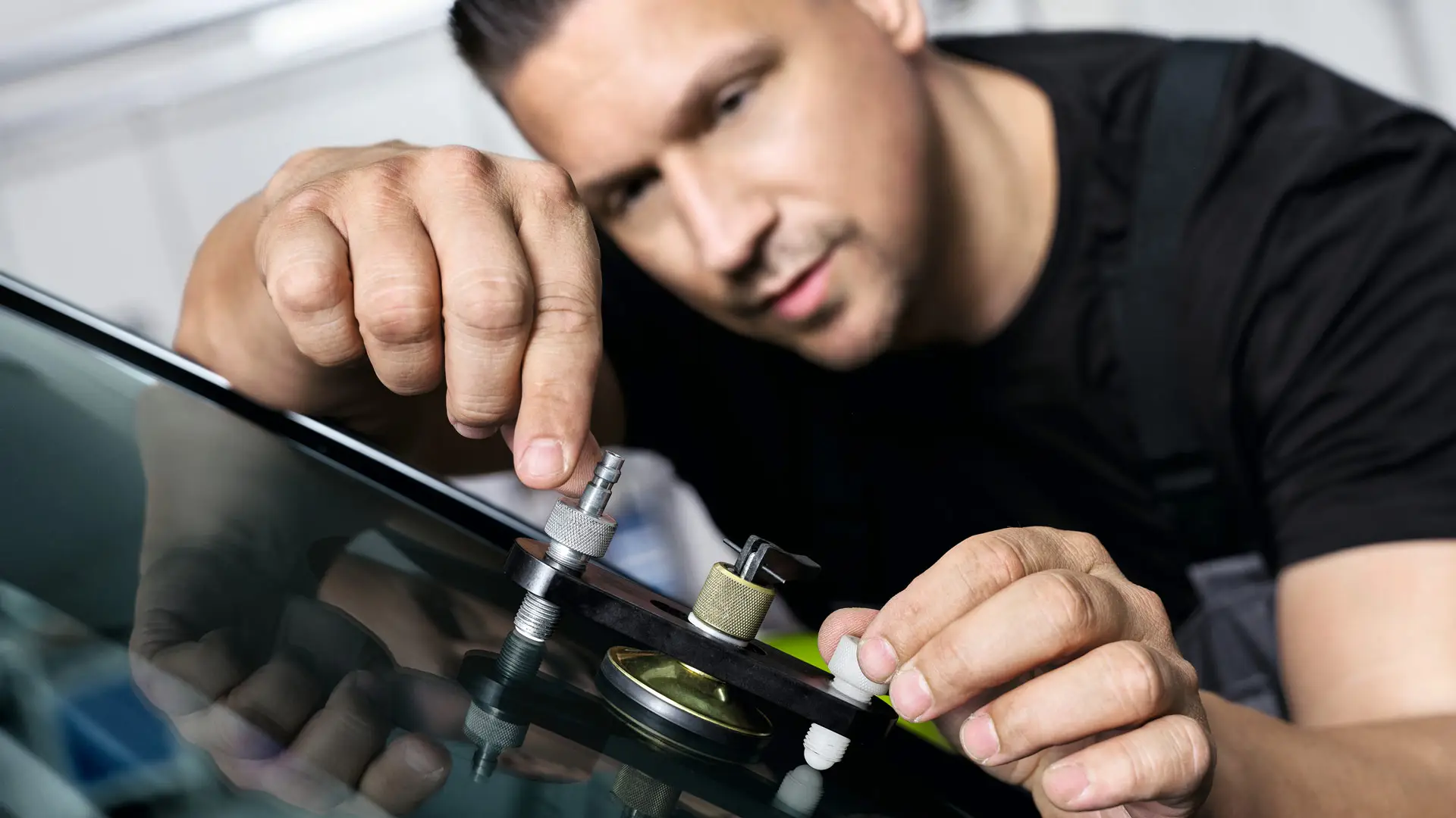 A MINI munkatársa javítja a szélvédőt.