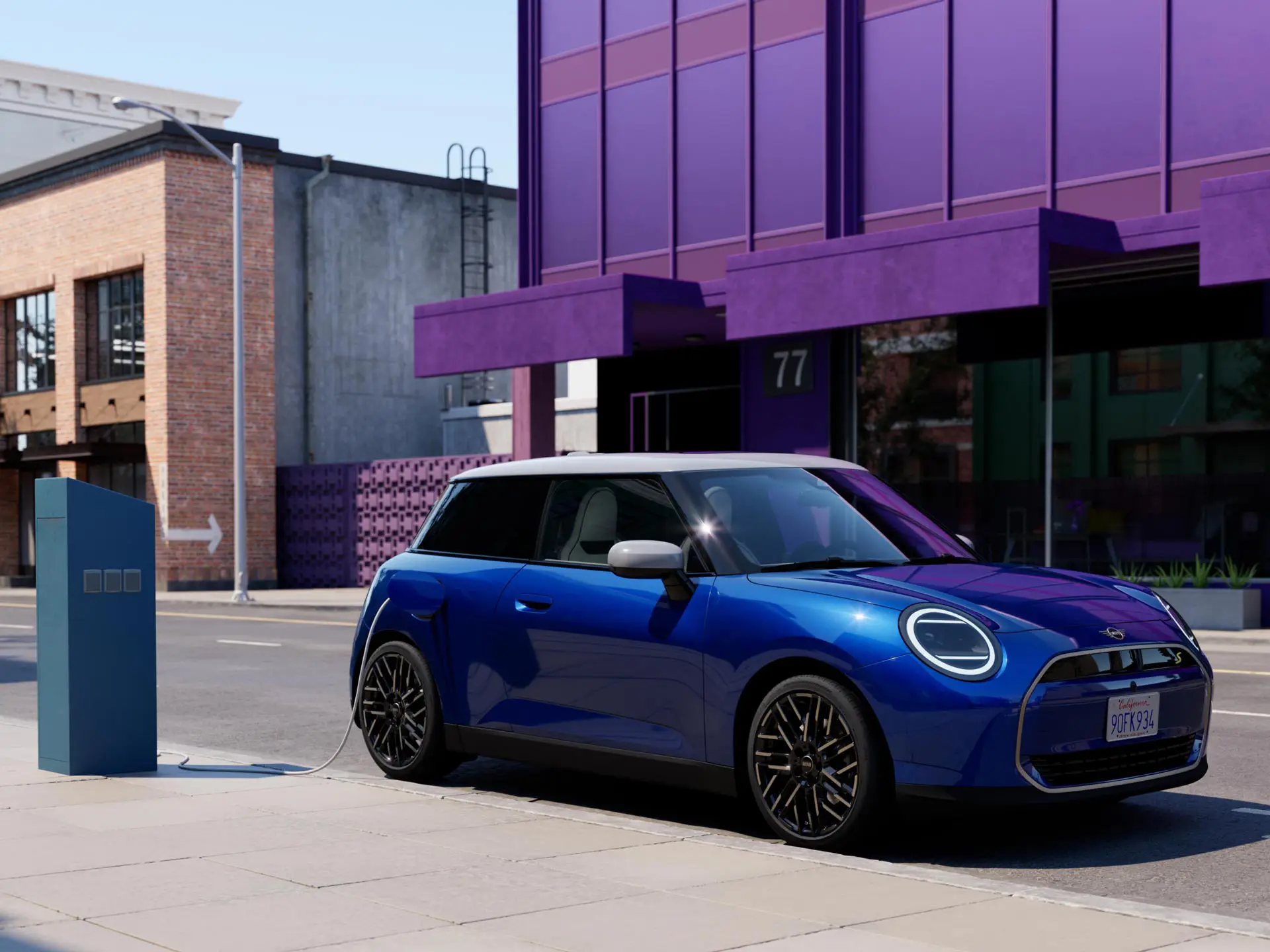 MINI Cooper a töltőállomáson.