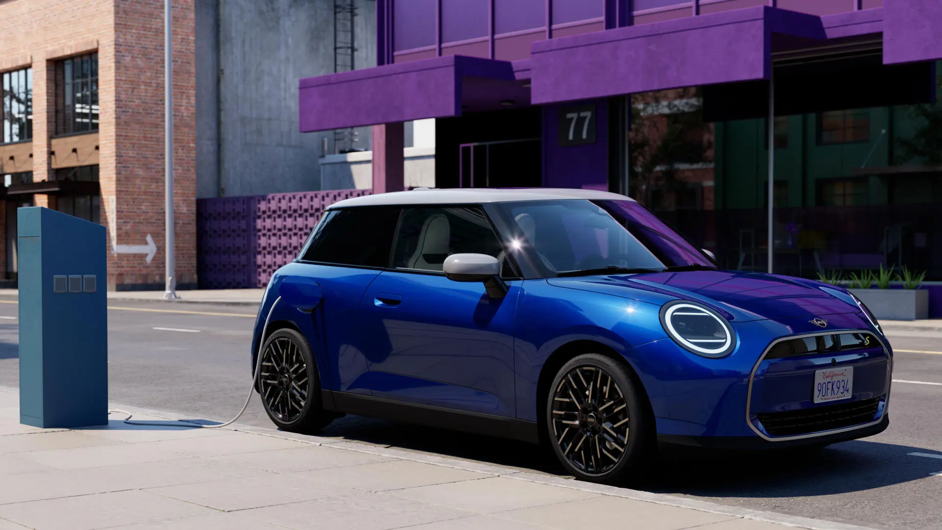 MINI Cooper a töltőállomáson.