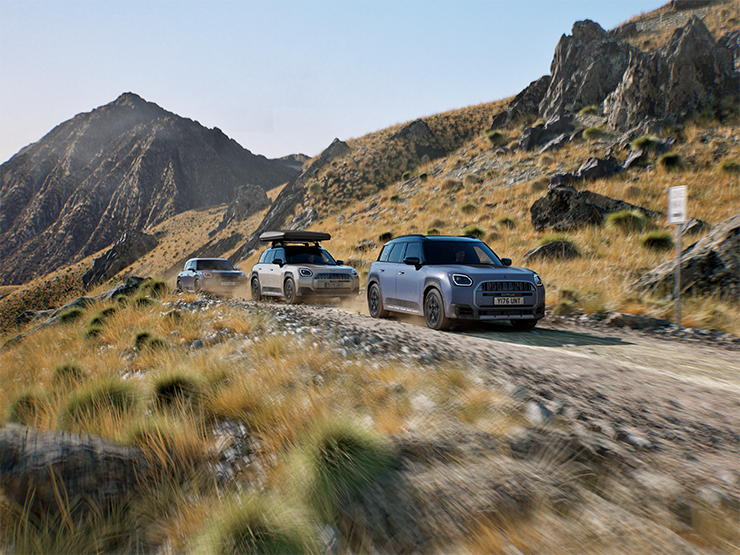 Több MINI Countryman Untamed Edition modell halad egy hegyi úton.