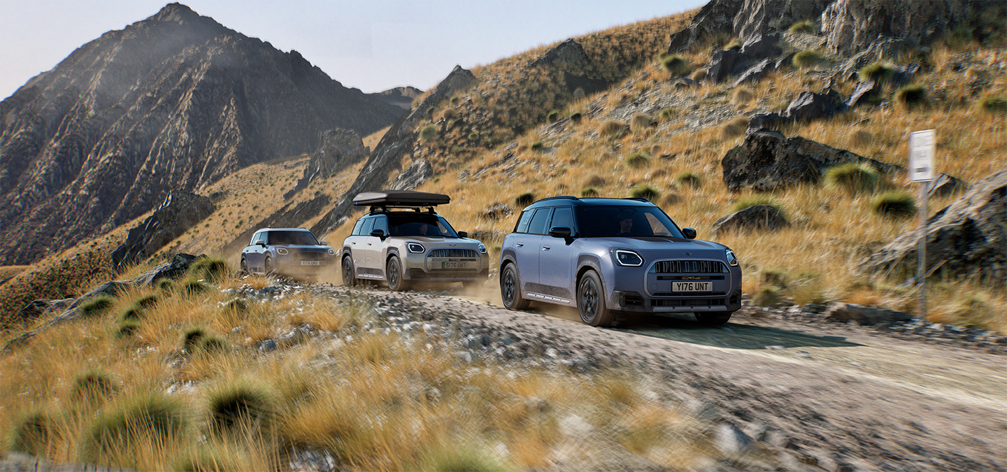 Több MINI Countryman Untamed Edition modell halad egy hegyi úton.