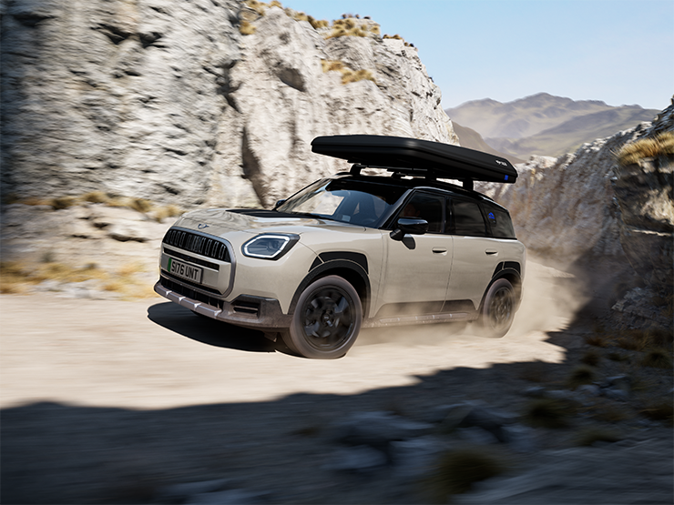 A MINI Countryman Untamed Edition szemből, haladás közben.