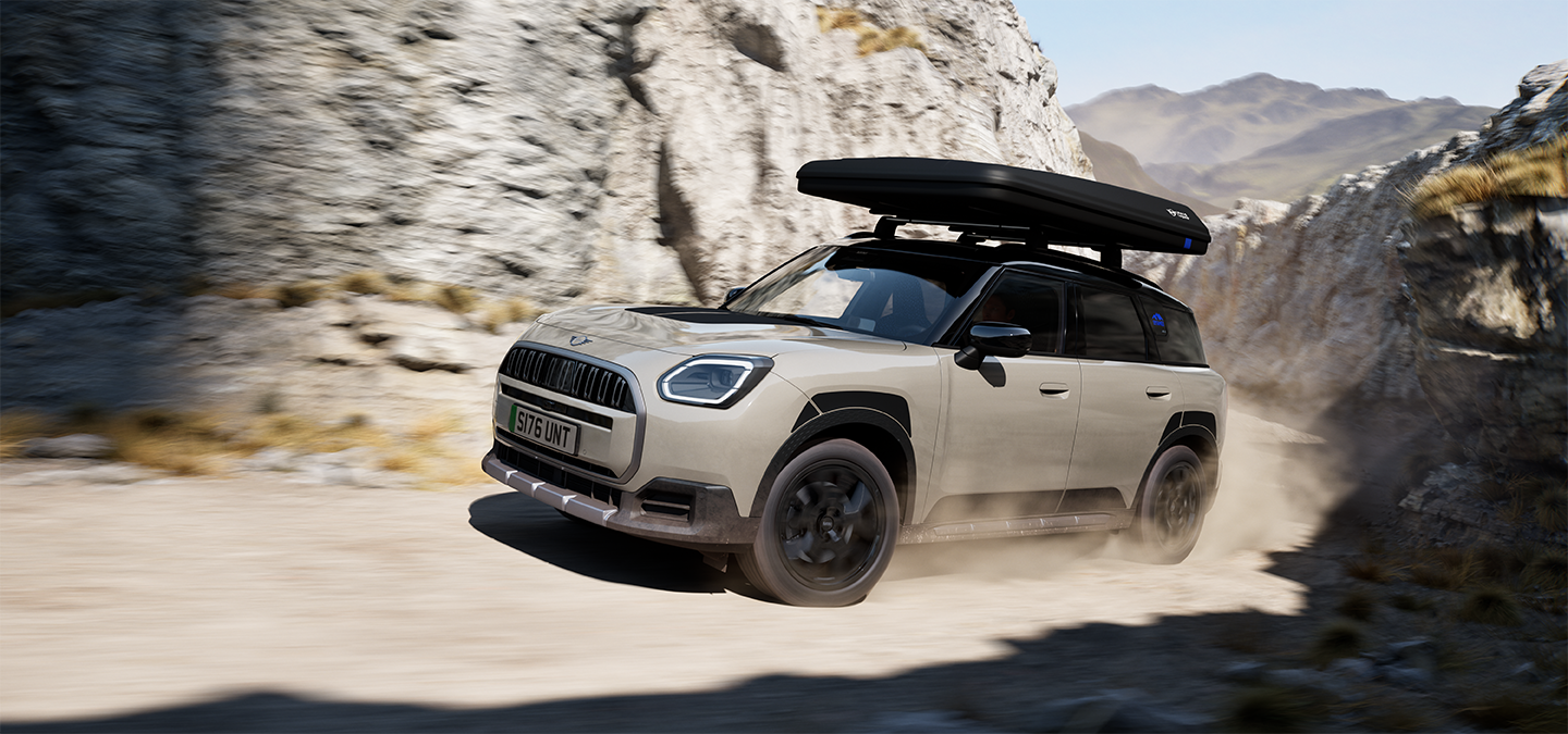 A MINI Countryman Untamed Edition szemből, haladás közben.