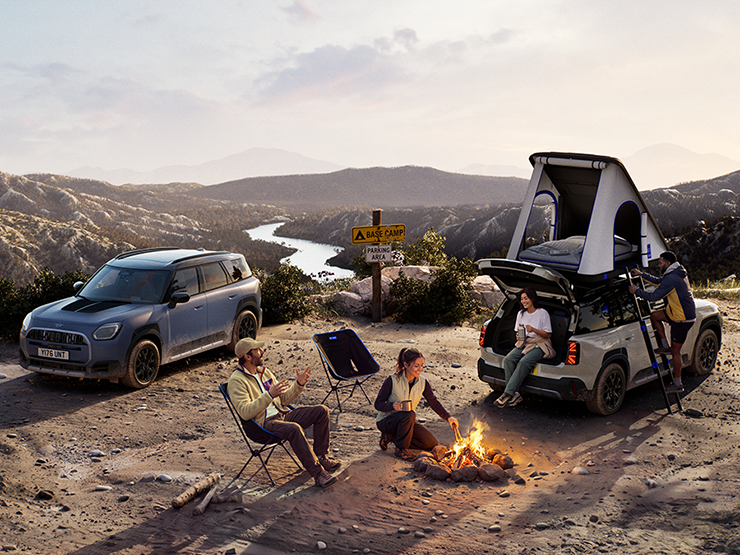 Két MINI Countryman Untamed Edition jármű egy hegyen, naplementében.