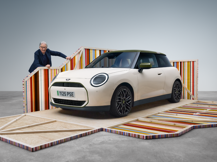 A tisztán elektromos, Inspired White fényezésű MINI Cooper Paul Smith Edition első oldalnézete, Paul Smith dizájnerrel