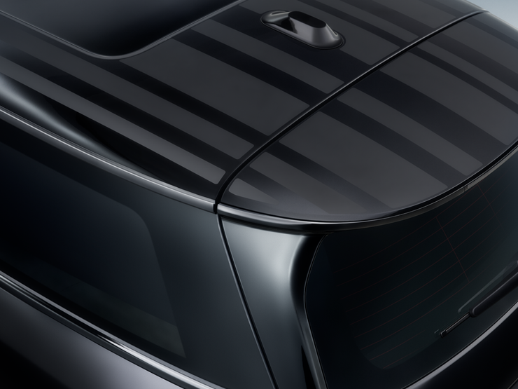 Közeli felvétel a MINI Paul Smith Edition fekete kontrasztszínű tetőjéről és annak egyedi csíkos elemeiről