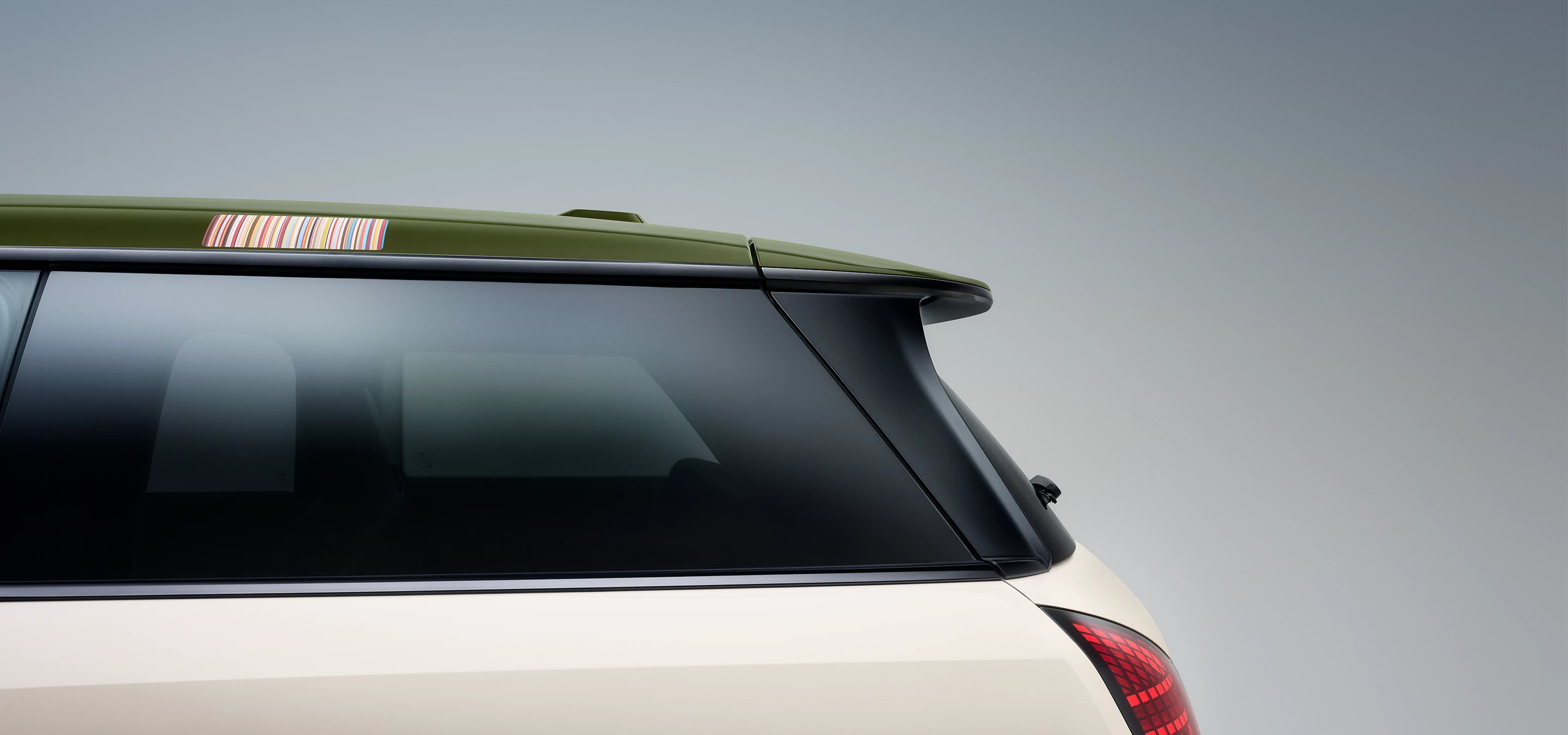 A MINI Paul Smith Edition Nottingham Green kontrasztszínű tető közeli oldalnézete