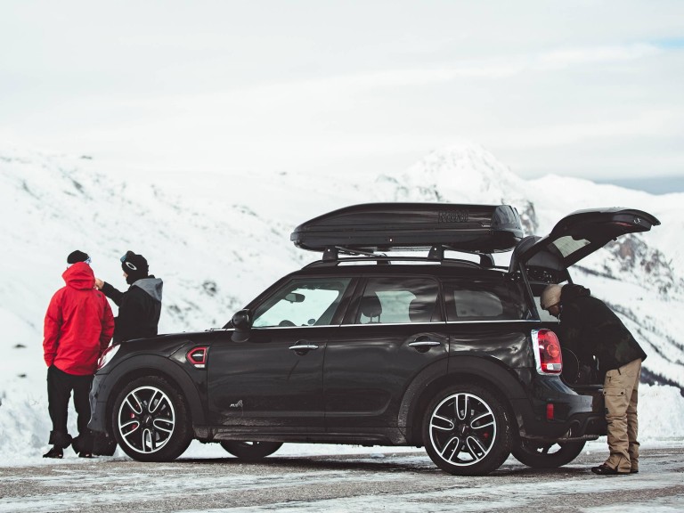 MINI Countryman fekete – hátulnézet – havas hegyek