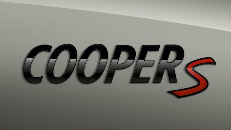 MINI Cooper S – típusfelirat embléma – Piano Black-vörös