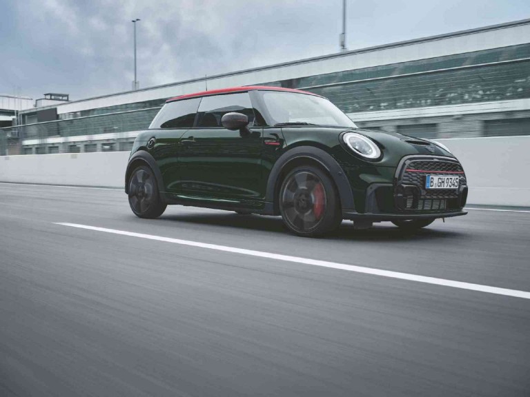 MINI John Cooper Works – zöld és fekete – az utak szupersztárjai