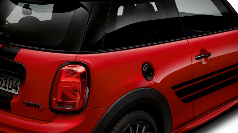 MINI Cooper S – modellmegjelölés logó – Piano Black fekete és vörös