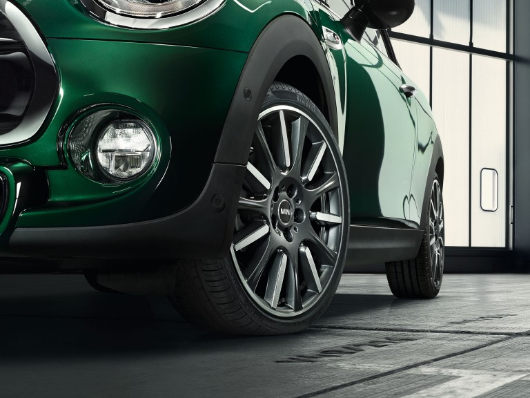 MINI 3 ajtós – vörös és fekete – keréktárcsák és gumiabroncsok MINI 3 ajtós – vörös és fekete – keréktárcsák és gumiabroncsok