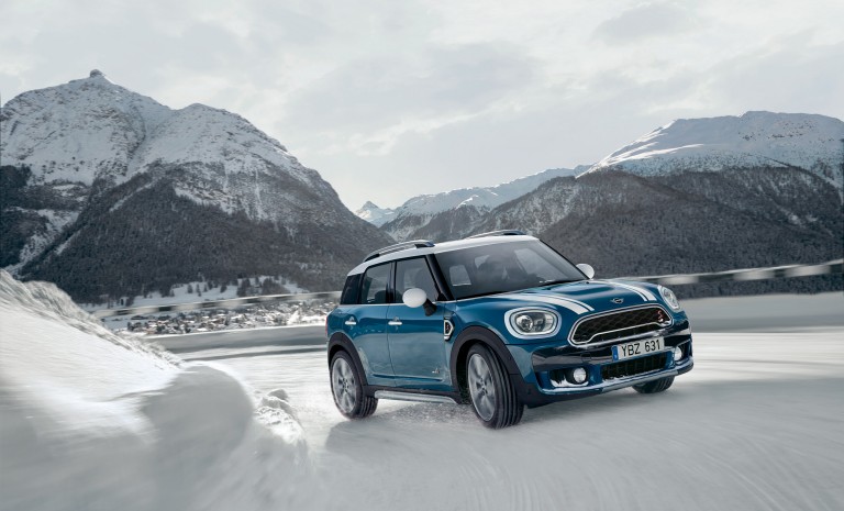 MINI Countryman - Havas lankán kanyarodik.