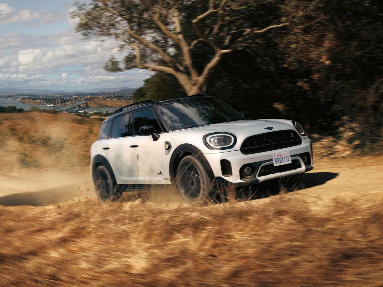 mini cooper countryman all 4 – ezüst és fekete – oldalnézet