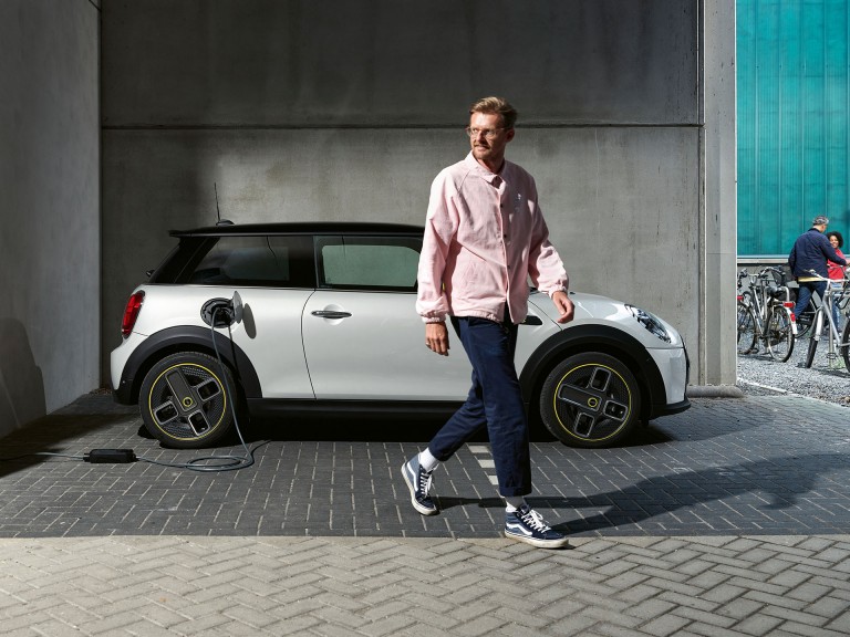 tisztán elektromos mini – ezüst és fekete – oldalnézet