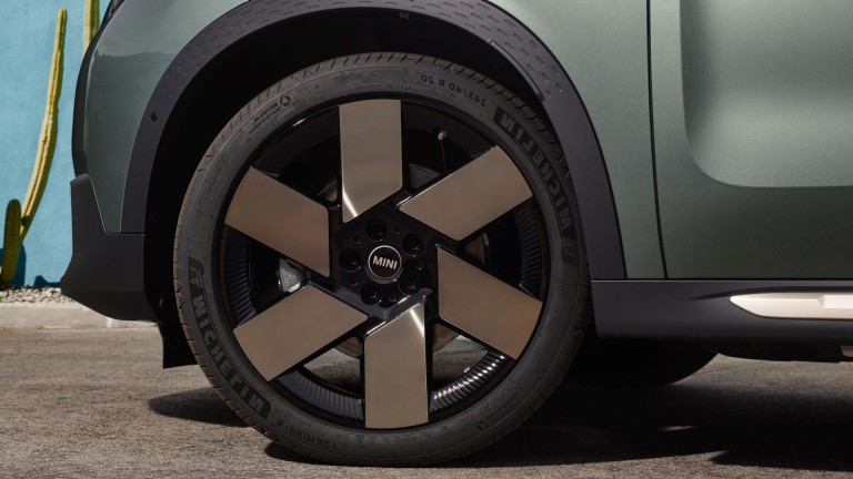 MINI - Tyrelabel - All-electric MINI Countryman Rim