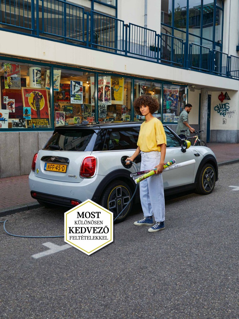 MINI 3 ajtós Cooper SE – tisztán elektromos MINI – oldalnézet, ezüst