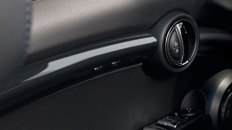 MINI Cabrio Seaside Edition  – belső – ajtóküszöbök