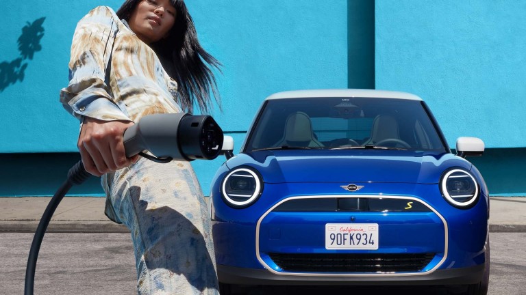 MINI Elektromobilitás – okos töltés