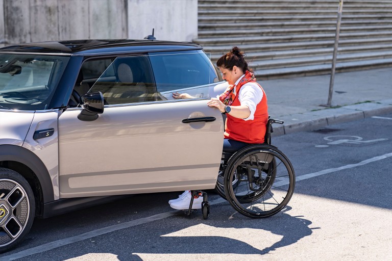 MINI elektromobilitás – vezethetőség – fogyatékkal élő vezetők