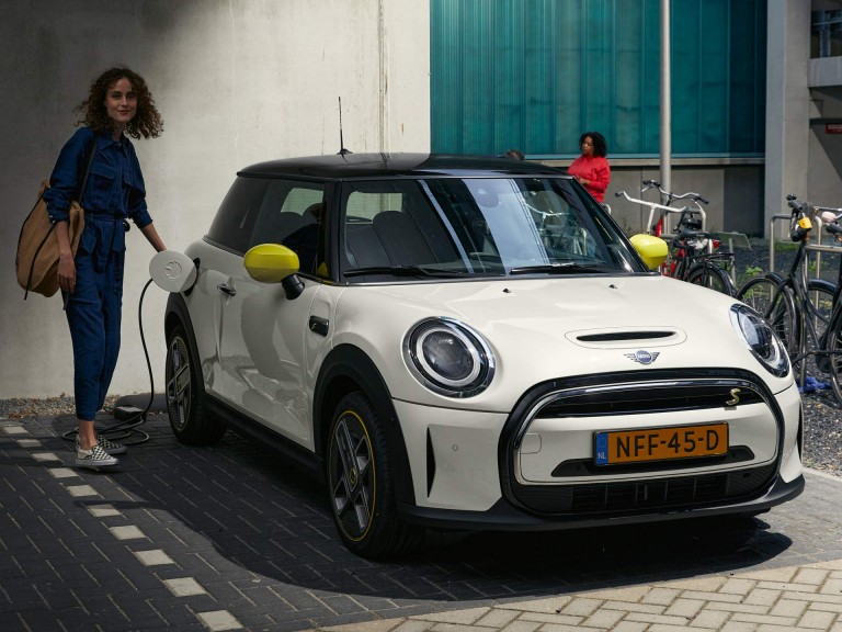 mini elektromobilitás – mini electric – tisztán elektromos meghajtású mini