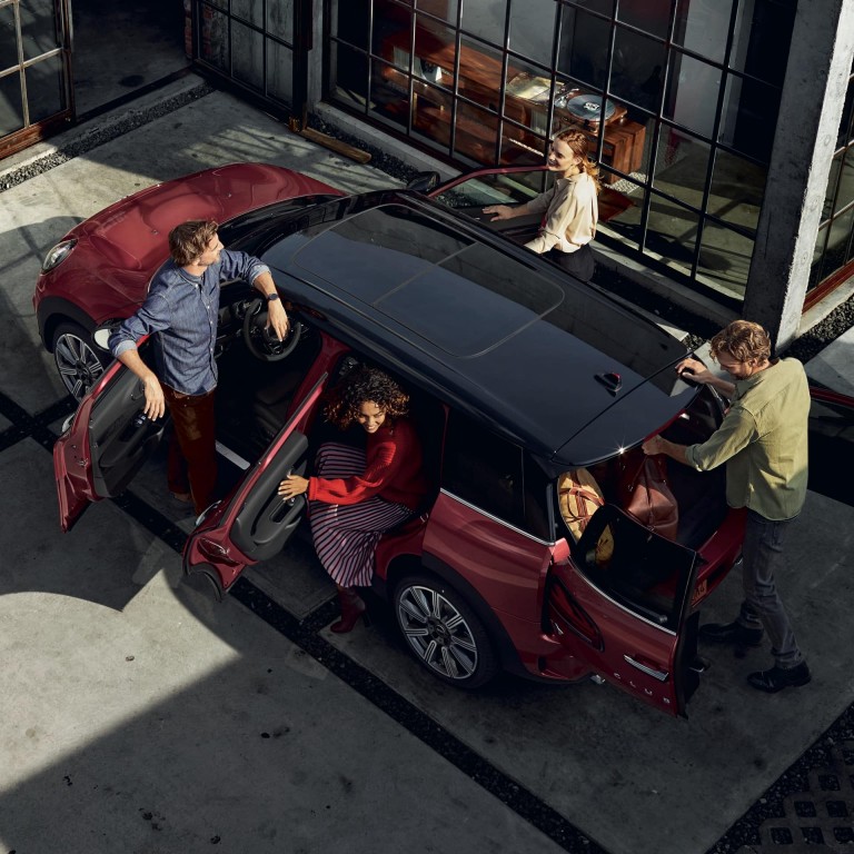 MINI Clubman – vörös és fekete – hat nyitott ajtó felülnézetből