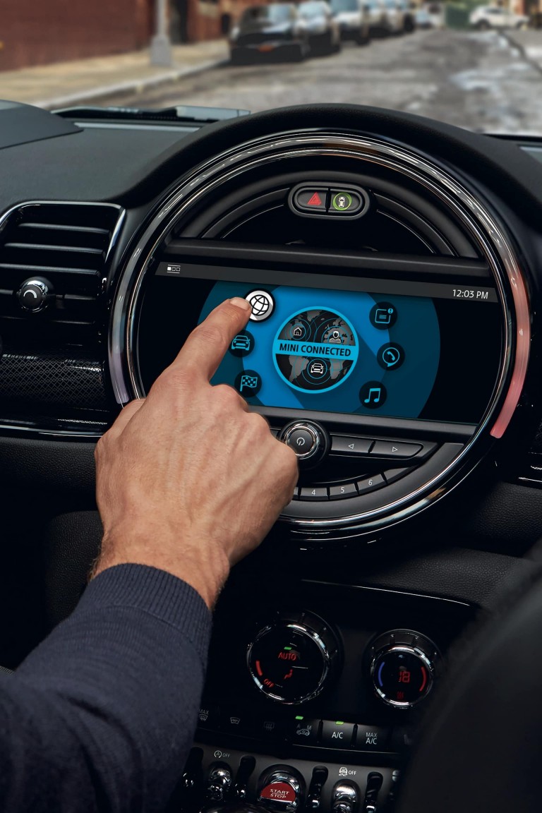 MINI Clubman – belső tér – a középkonzol érintőképernyője