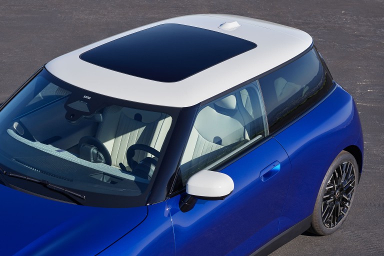 Tisztán elektromos MINI - külső galéria - tetőablak részletek