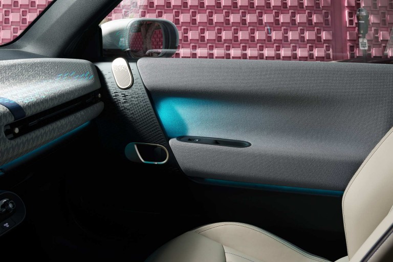 Tisztán elektromos MINI - fenntarthatóság - újrahasznosított textilek