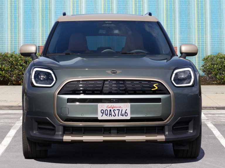 Elektromos MINI Countryman - külső - elölnézet