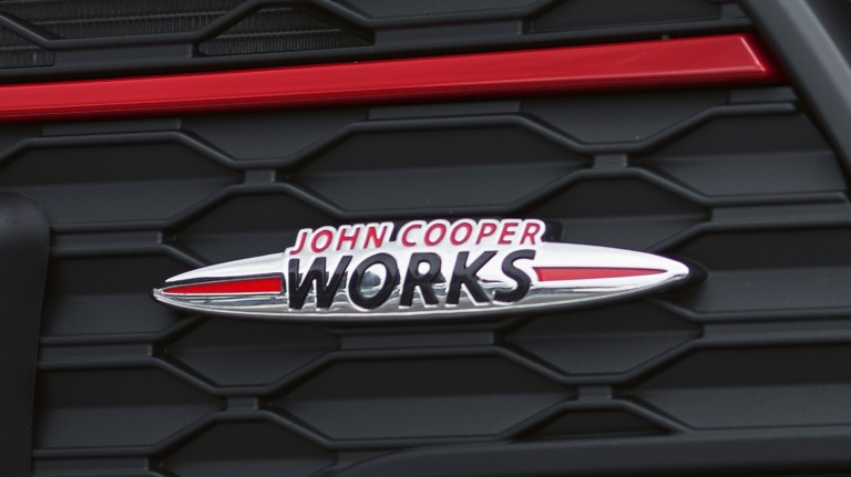 MINI John Cooper Works Clubman – hűtőrács – JCW logó