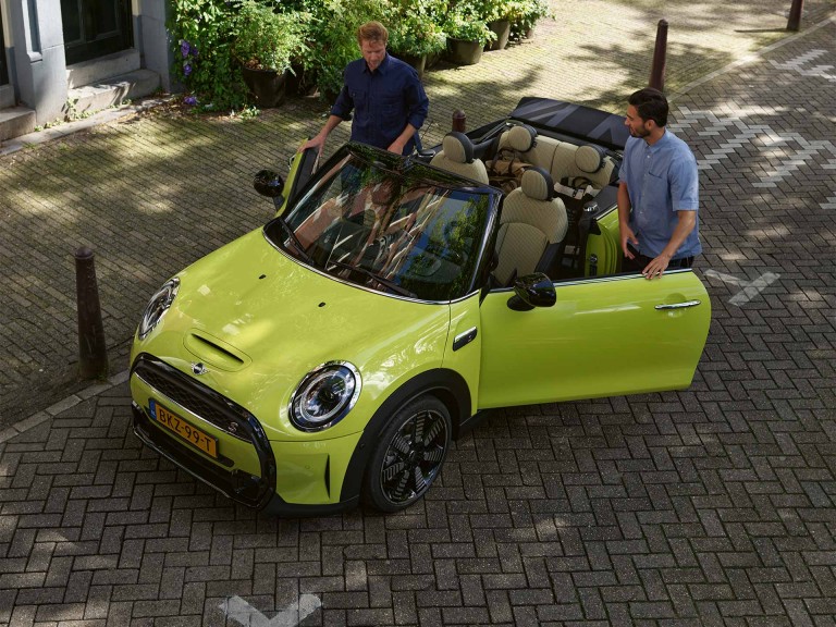 MINI Cabrio – sárga – elölnézet