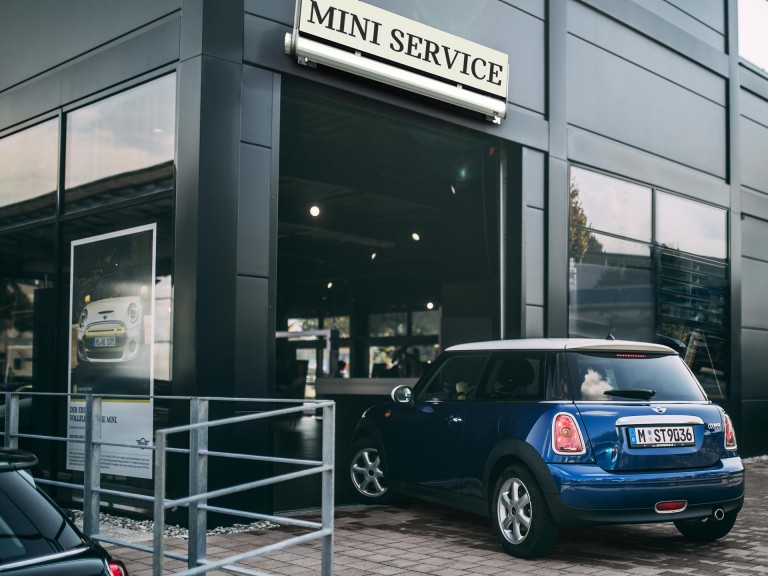 MINI Szerviz - egy 3 ajtós MINI behajt a szervizbe
